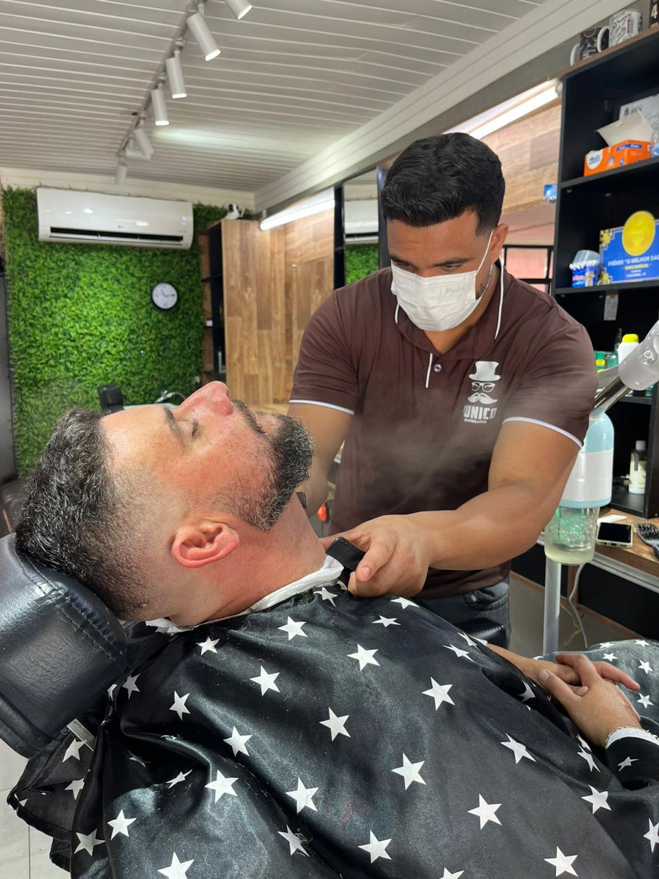 Tonico atendendo cliente na barbearia